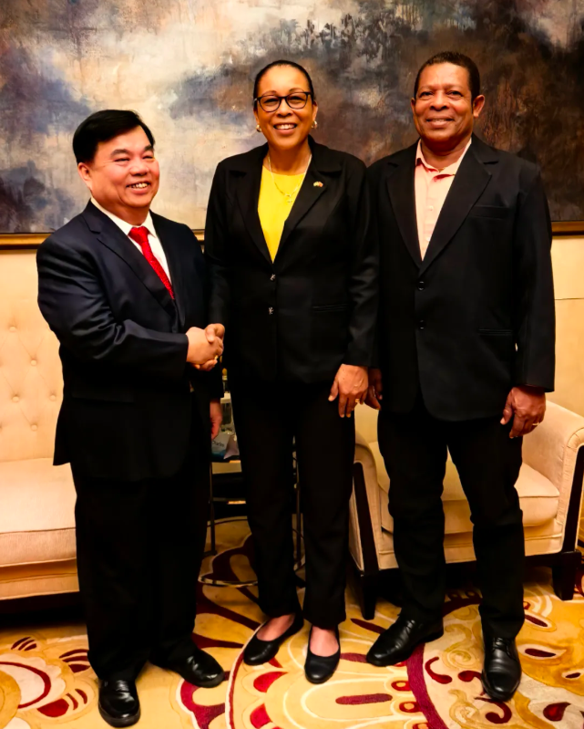 柯文彬董事拜会伯顿总统