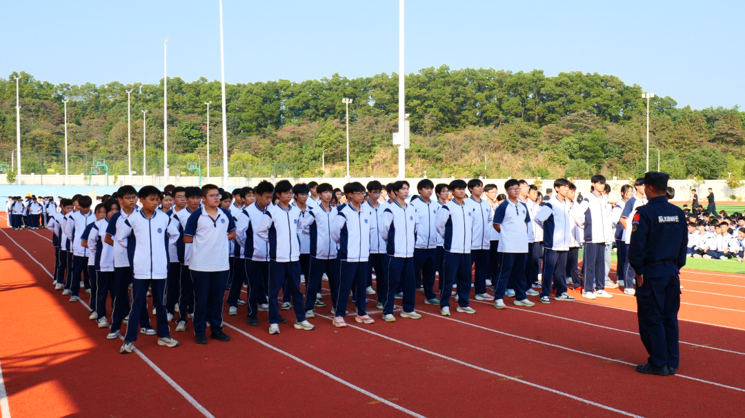 我校举行以“严纪律、正作风、塑形象”为主题的队列竞赛活动